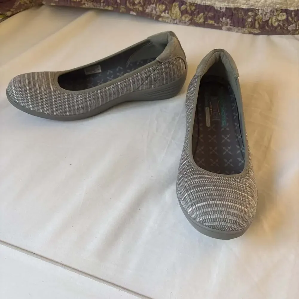 Skechers Strech Fit Air Cooled Memory Foam Gray Low Wedge Slip Ons Women's 9.5